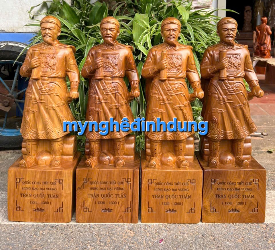 Tượng thánh trần quốc tuấn trần hưng đạo bằng gỗ bách xanh thơm nức cao 30x11x9cm