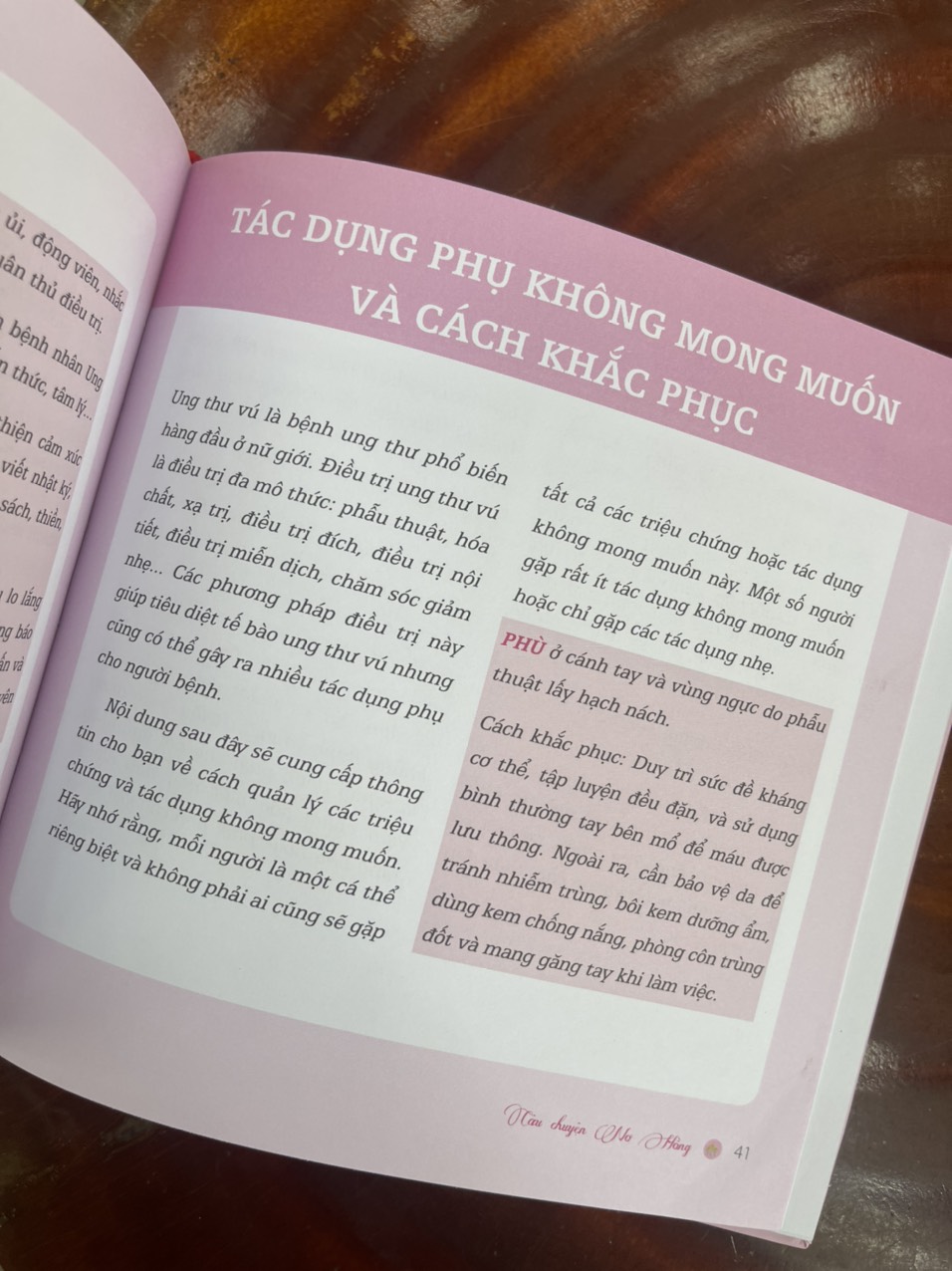 (Bìa cứng) CÂU CHUYỆN NƠ HỒNG – Gửi đến bạn câu chuyện của những người đã và đang đ.i.ề.u t.r.ị ung thư vú – Nguyễn Thị Xuyên, Trần Thị Thanh Hương và Nguyễn Bá Tĩnh chủ biên – Thái Hà – NXB Công Thương 