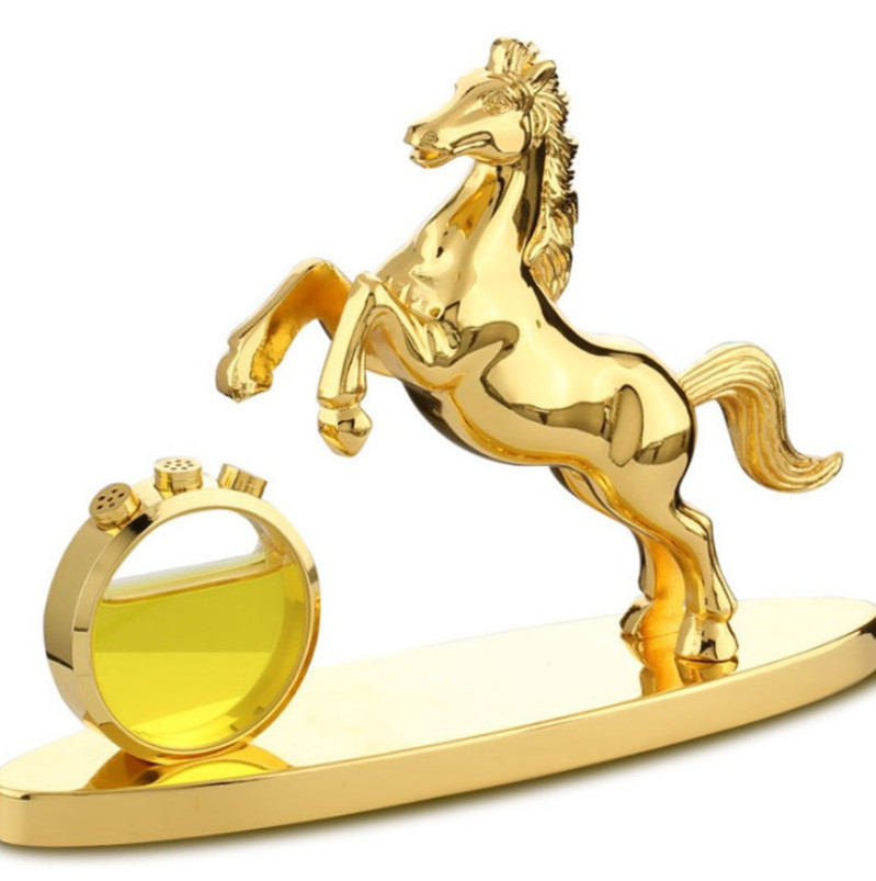 Trang trí nước hoa ngựa mạ vàng trên ô tô 72501: Chất liệu: hợp kim đồng + đáy kim loại khối + vòng tròn pha lê đựng nước hoa (tinh dầu), Kich thước: 10 x 15cm