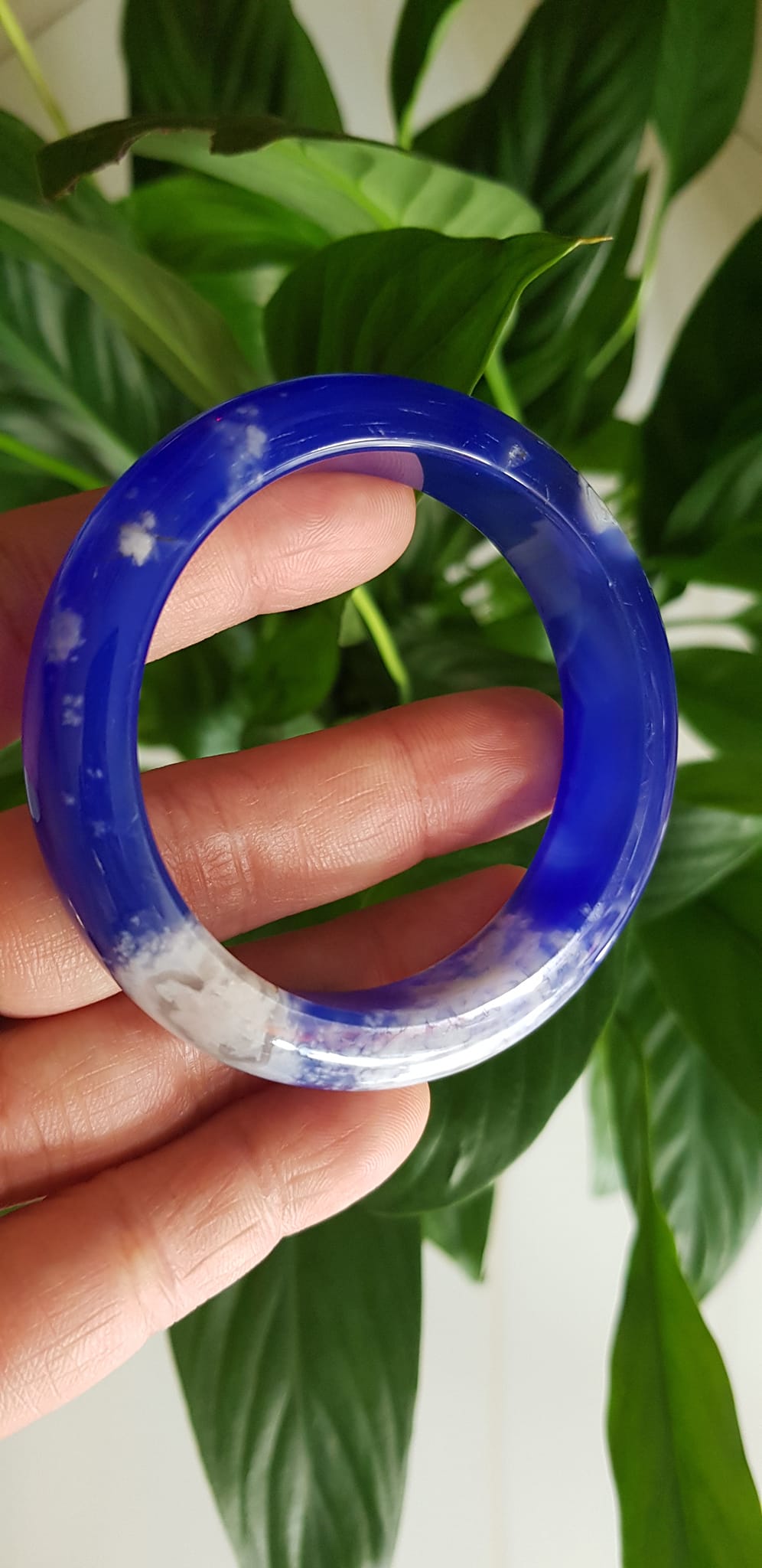 Vòng tay Nữ Bản Hẹ Mới Đá Mã Não Xanh Dương Đậm Bông Tuyết rất là đẹp ạ Vòng Ni 50mm x Cao 14mm x dầy 8mm Nữ mệnh Thủy mệnh Mộc Cân nặng 47kg - 51kg đeo xinh tay đẹp lắm ạ