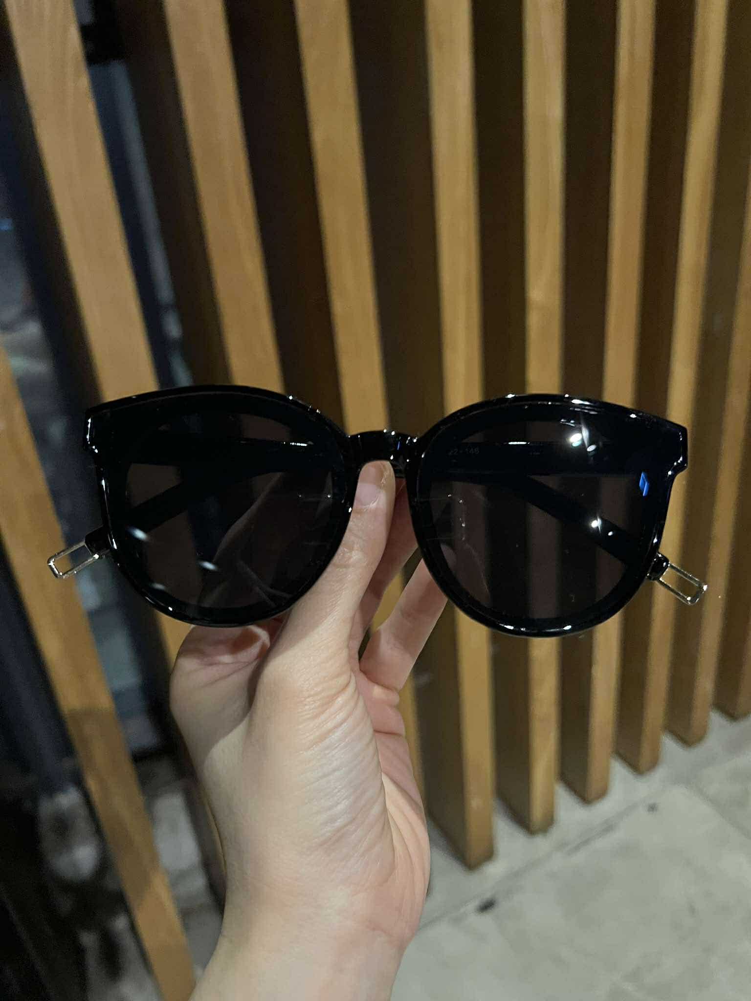 Kính râm Mắt tròn màu đen chống nắng uv