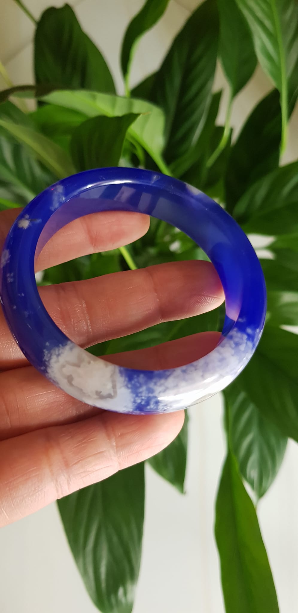 Vòng tay Nữ Bản Hẹ Mới Đá Mã Não Xanh Dương Đậm Bông Tuyết rất là đẹp ạ Vòng Ni 50mm x Cao 14mm x dầy 8mm Nữ mệnh Thủy mệnh Mộc Cân nặng 47kg - 51kg đeo xinh tay đẹp lắm ạ