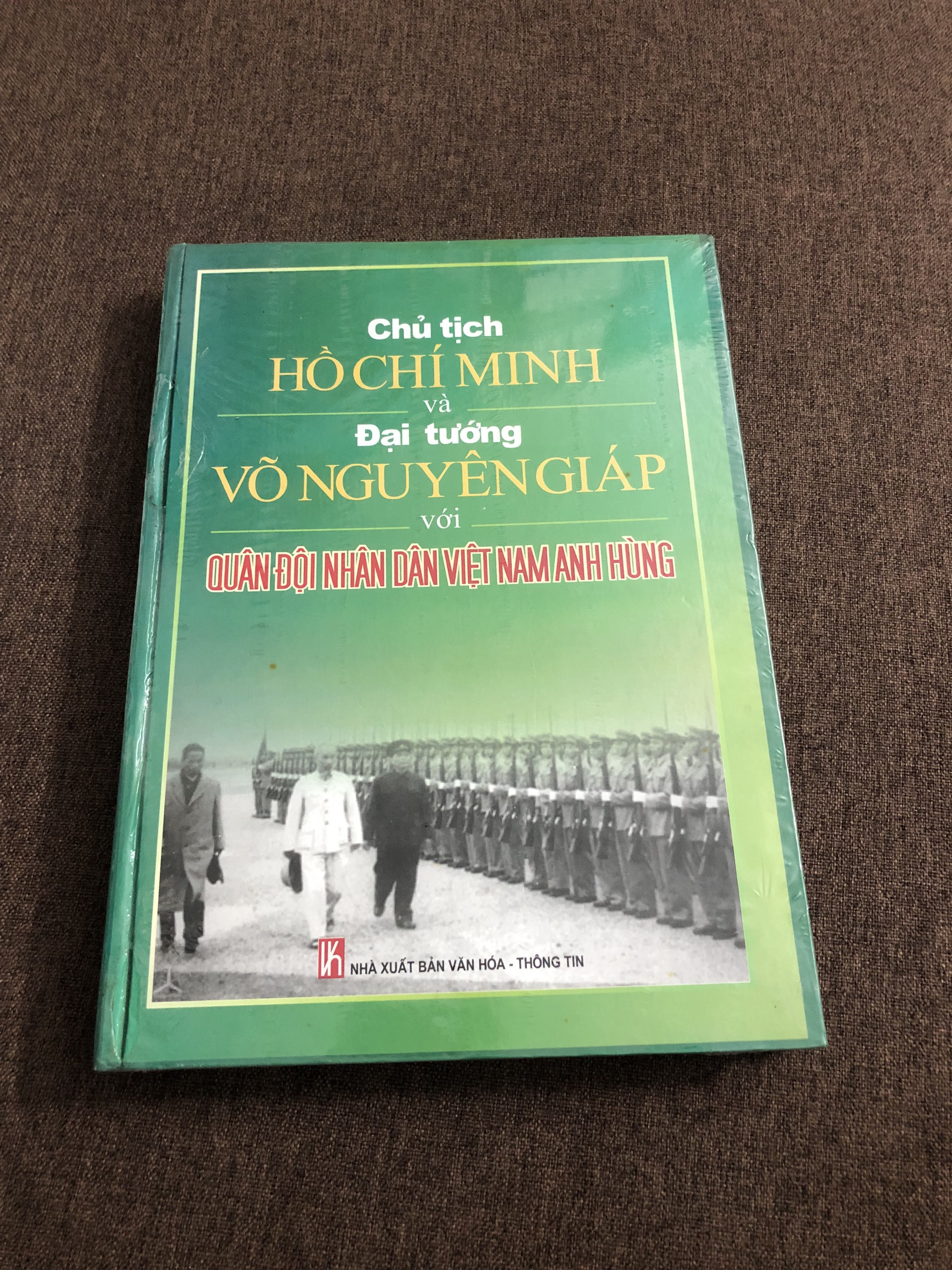 Chủ tịch HỒ CHÍ MINH và Đại tướng VÕ NGUYÊN GIÁP với Quân đội Nhân dân Việt Nam anh hùng - Sách tư liệu (Bìa Cứng)