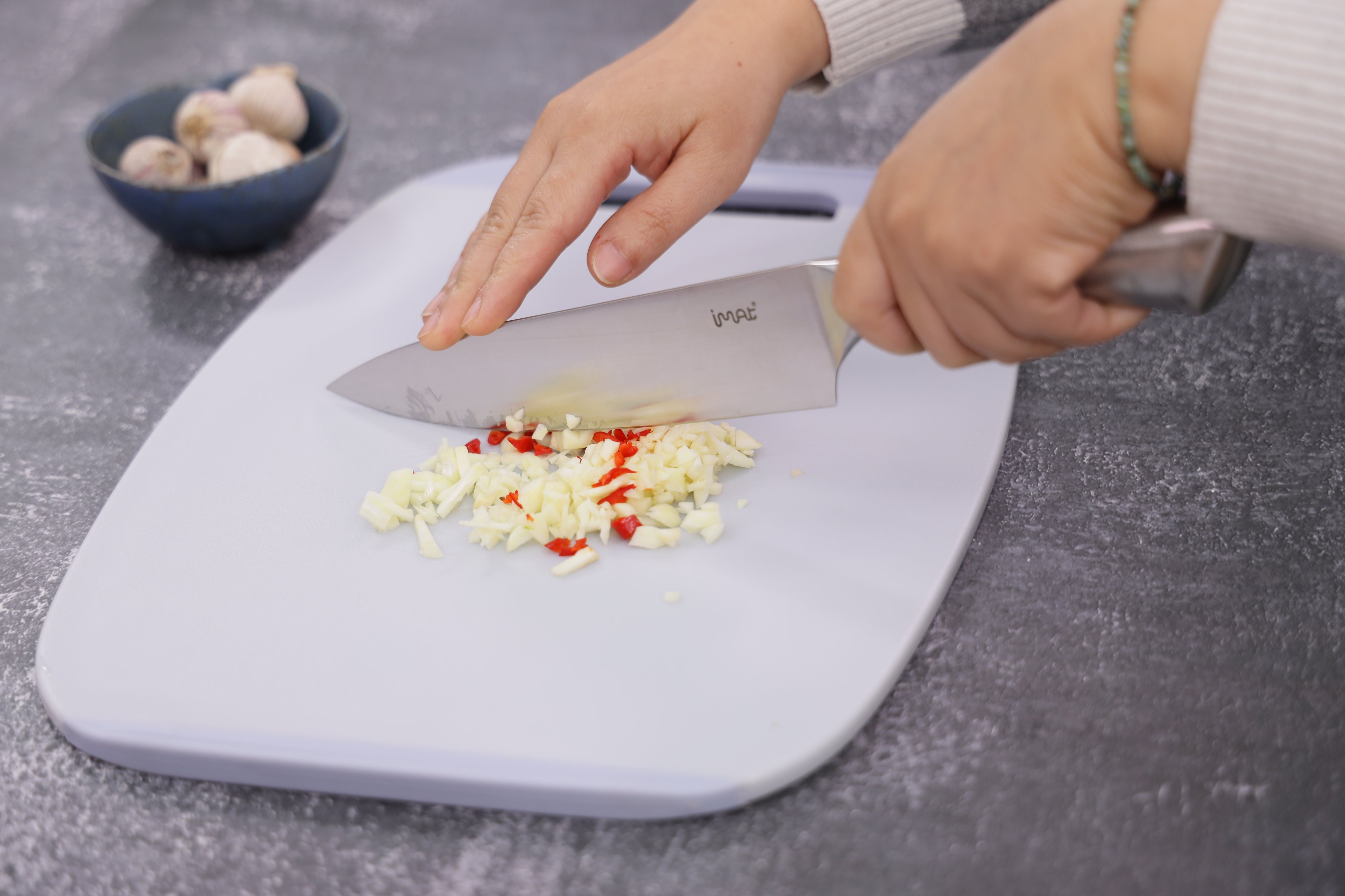 Dao Chef iMat bằng Inox 430, lưỡi thép Cacbon chống mài mòn