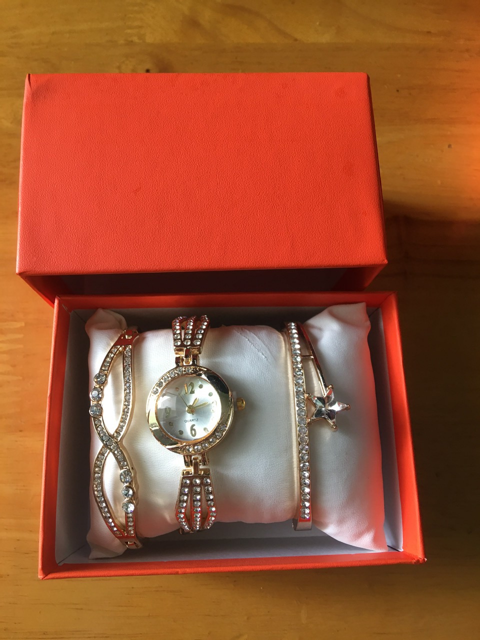 Combo hộp  đồng hồ 3 món  đeo tay  xinh xắn , mặt tròn màu trơn trang trí kim cương nhân tạo , phong cách thanh lịch thời trang cho nữ