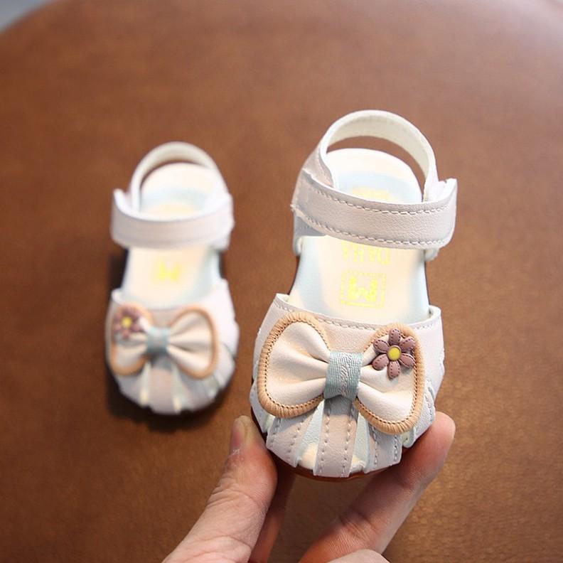Giày sandal phối hoa thiết kế xinh xắn cho bé gái từ 1-2 tuổi