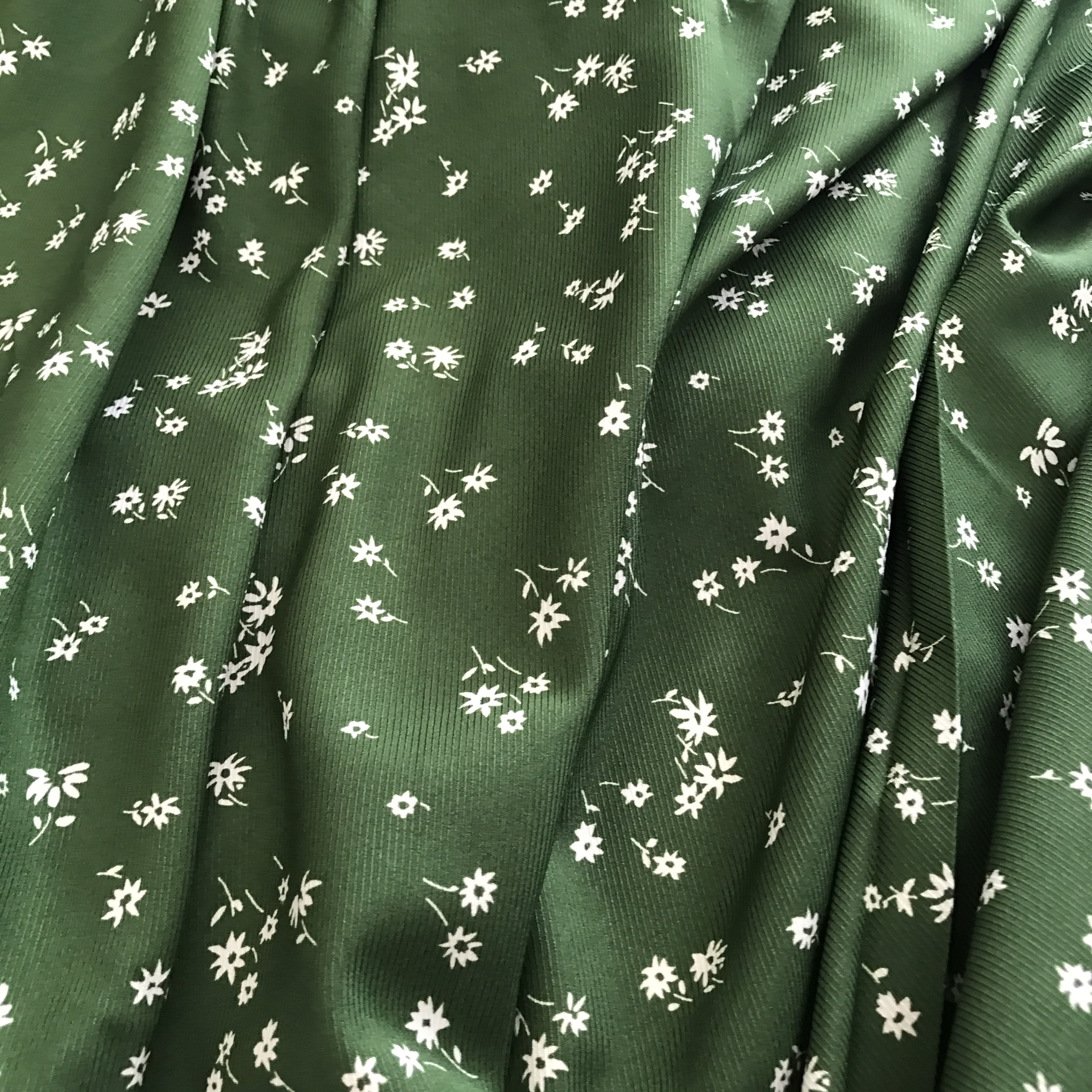 Vải lụa chéo co giãn nhẹ 4 chiều họa tiết hoa nhí nền xanh rêu