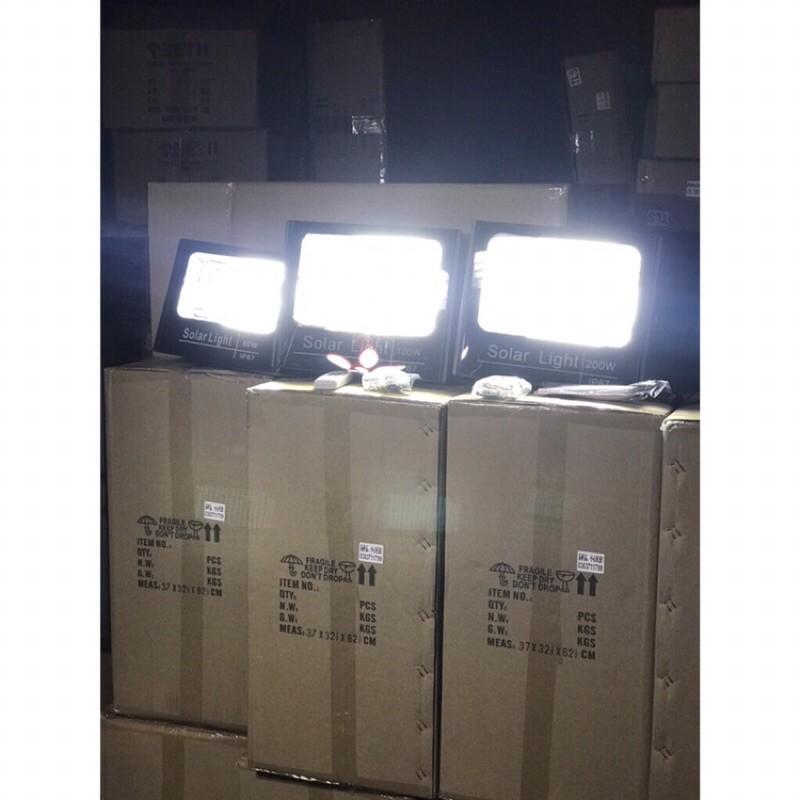 Đèn pha năng lượng mặt trời báo pin 200W