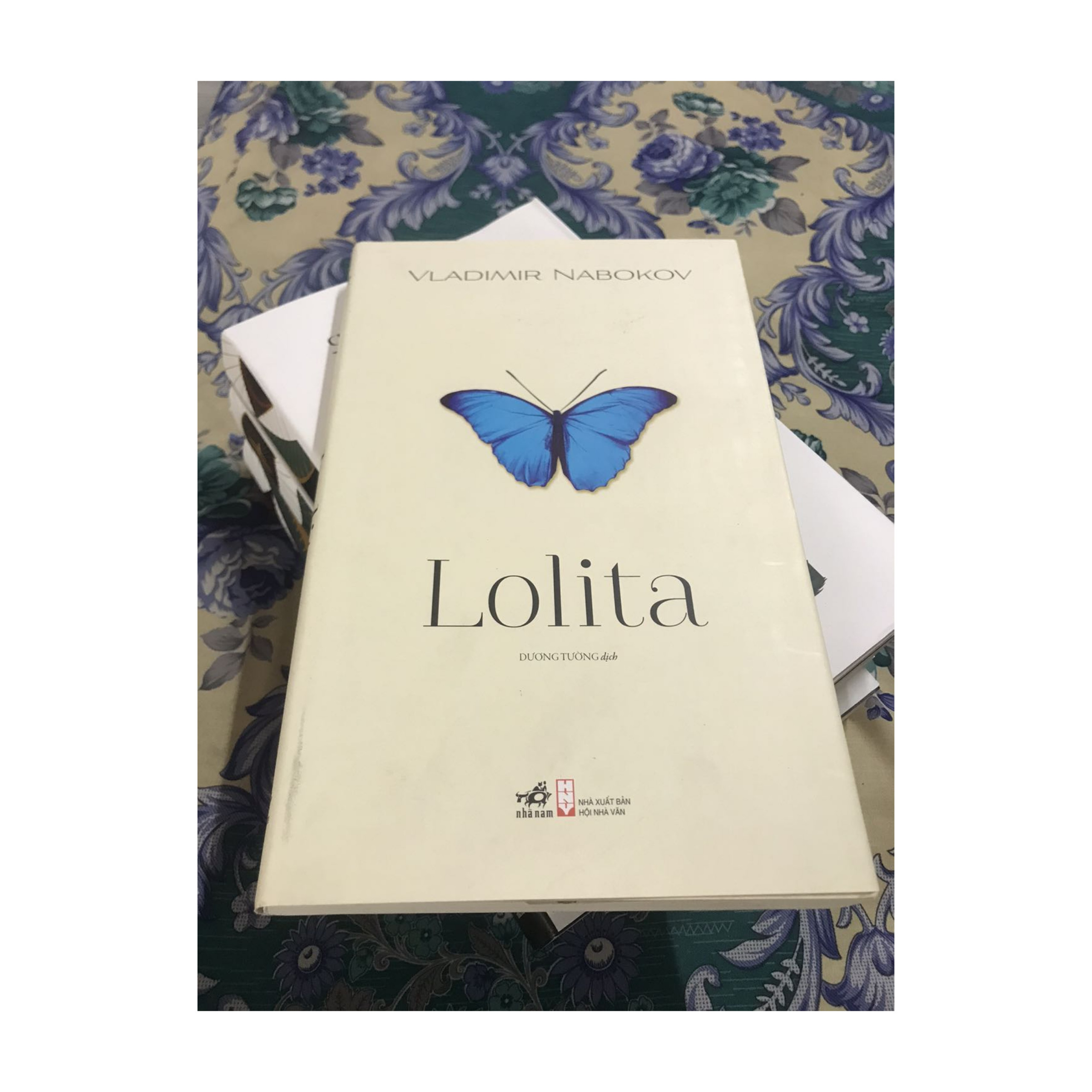 Combo 2 cuốn Tiểu Thuyết Hấp Dẫn: Lolita + Hoa Vẫn Nở Mỗi Ngày/ Tặng Kèm Bookmark Happy Life  Mới