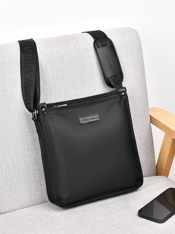 Túi đeo chéo nam phong cách mới - BEE GEE DCN9430