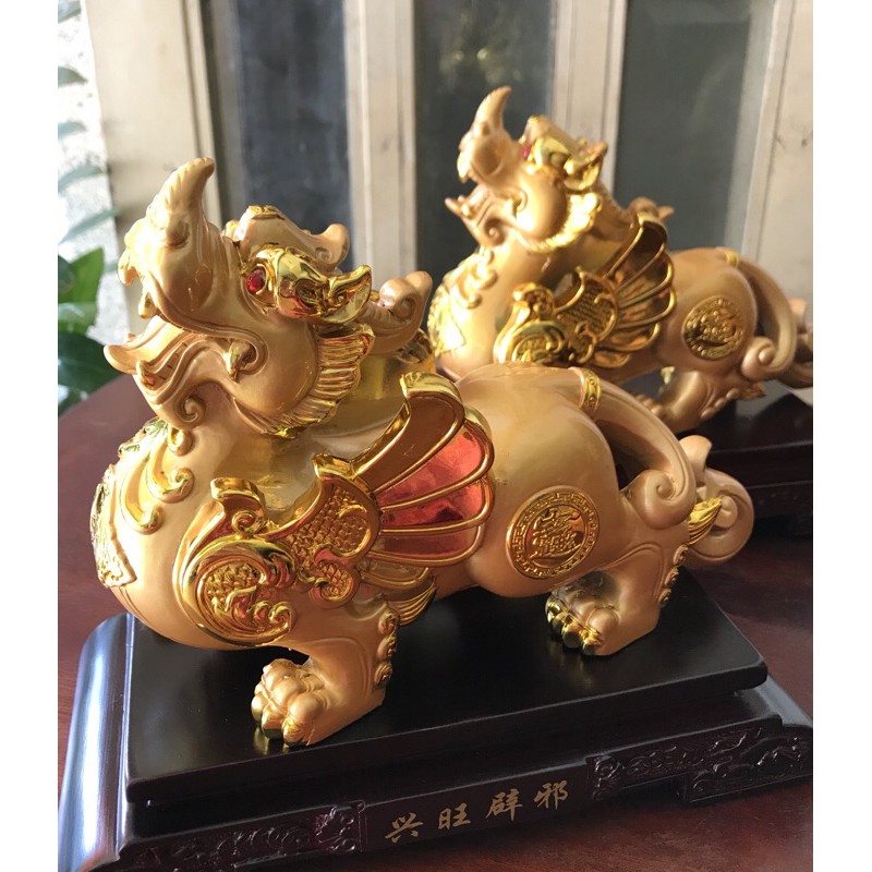 Cặp Tỳ Hưu Phong Thủy Màu Vàng Mới đê gỗ Size Dài 22cm x Cao 19cm x Sâu 10,5cm Công dụng thu tài hút lộc Anh Chị trưng phòng khách trên bàn công ty, nhà, bàn thờ thần tài hợp mệnh Kim mệnh Thổ mệnh Thủy ạ