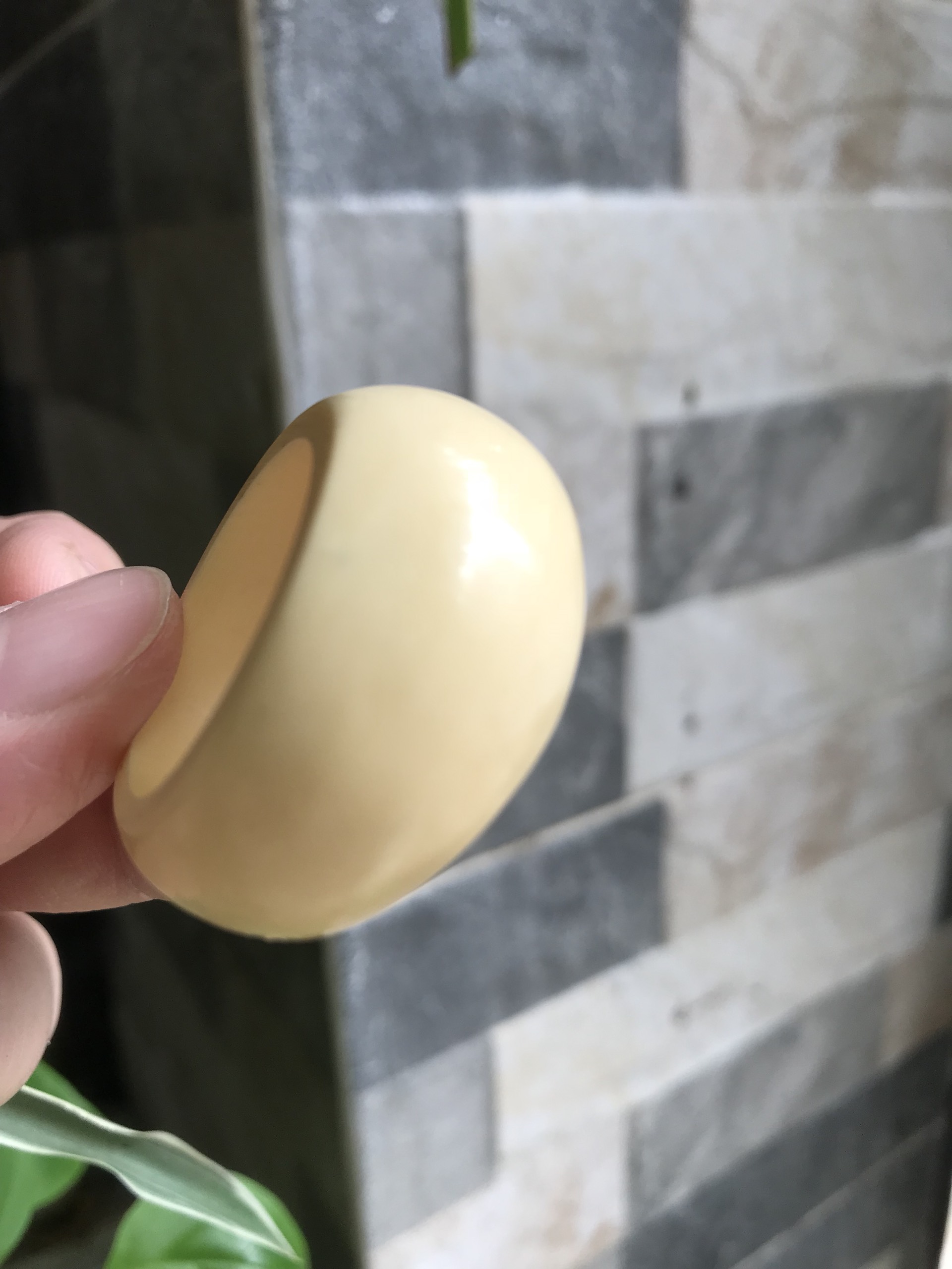 Nhẫn Nam Giả Ngà hay Xương Mỹ Nghệ Kiểu Bầu Tròn to phía trên dưới nhỏ màu trắng Ni 23mm Cao 18mm Dầy 8mm Dành Cho Các Anh Nam đeo nhẫn 23mm rẻ đẹp ạ