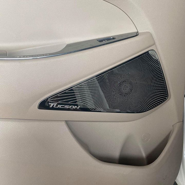 Ốp trang trí, bảo vệ màng loa dành cho xe Hyundai Tucson 2016-2020 vân phay xước