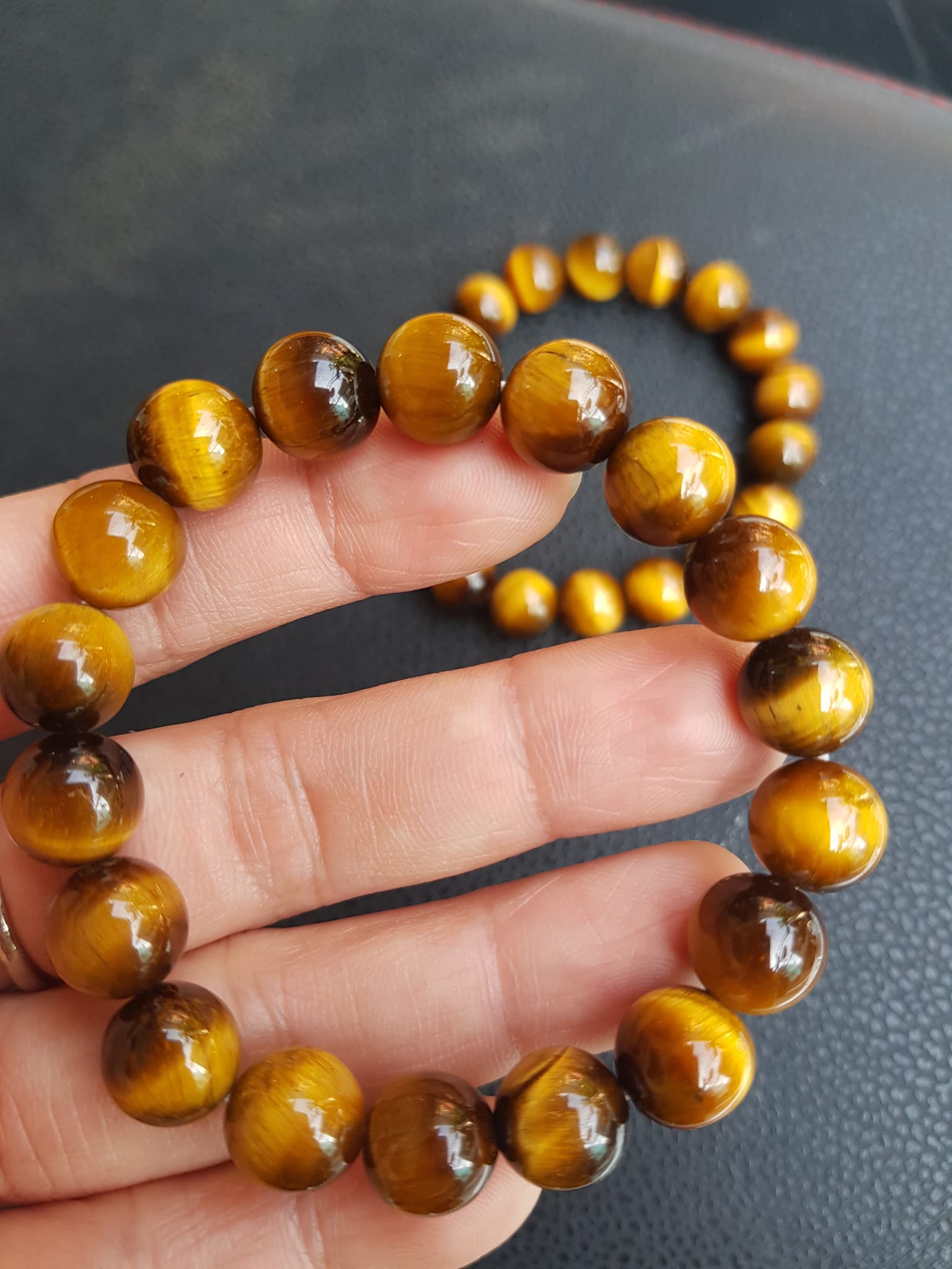 Vòng đá mắt hổ tự nhiên vàng nâu đậm Size 10mm bóng đẹp 18 hạt Nữ mệnh thổ mệnh Kim mệnh Thủy đeo ạ