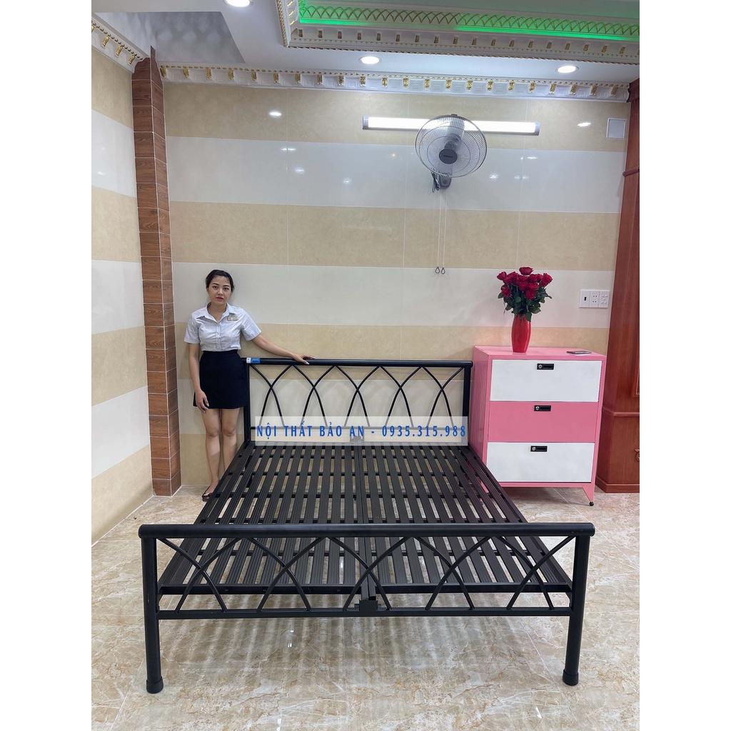 Giường sắt mỹ nghệ đan chéo 1m8x2m, tháo lắp dễ dàng