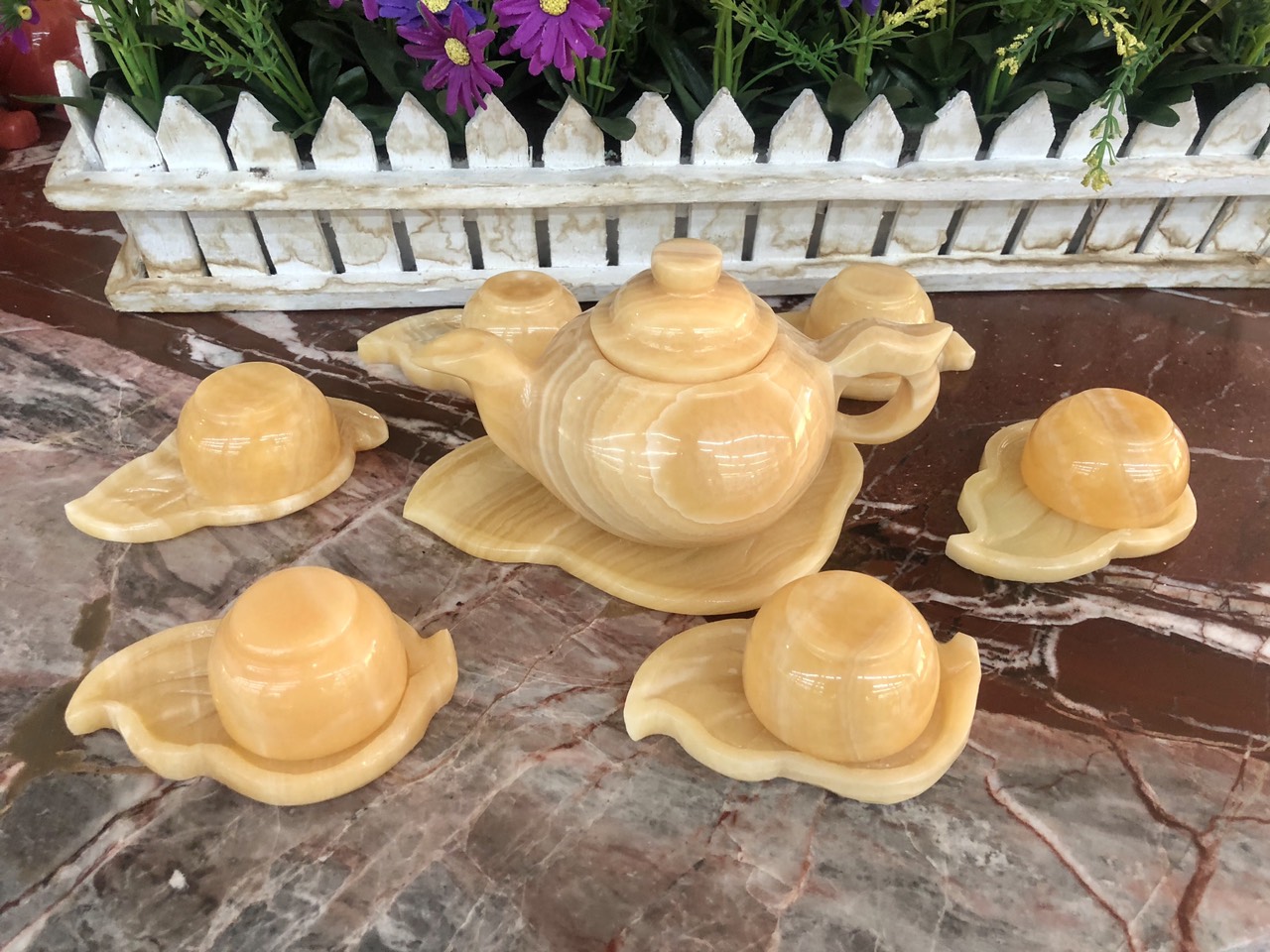 Bộ ấm trà với dĩa hình chiếc lá đá ngọc hoàng long