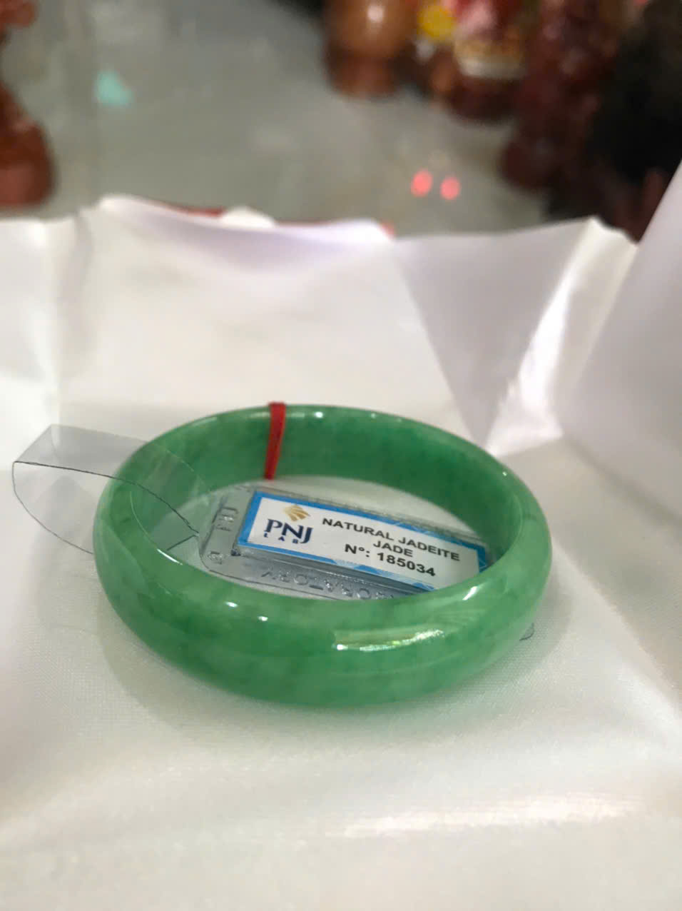 Vòng Tay Nữ Đá Ngọc Cẩm Thạch Tự Nhiên Bản Hẹ Sịn Đậu Lý Sao Ni 48mm Cao 12mm Dầy 6mm đã kiểm định kèm giấy chứng nhận P No 185034 Màu Xanh ngọc lý tươi bóng đều đẹp nữ tay nhỏ 35kg - 48kg ạ
