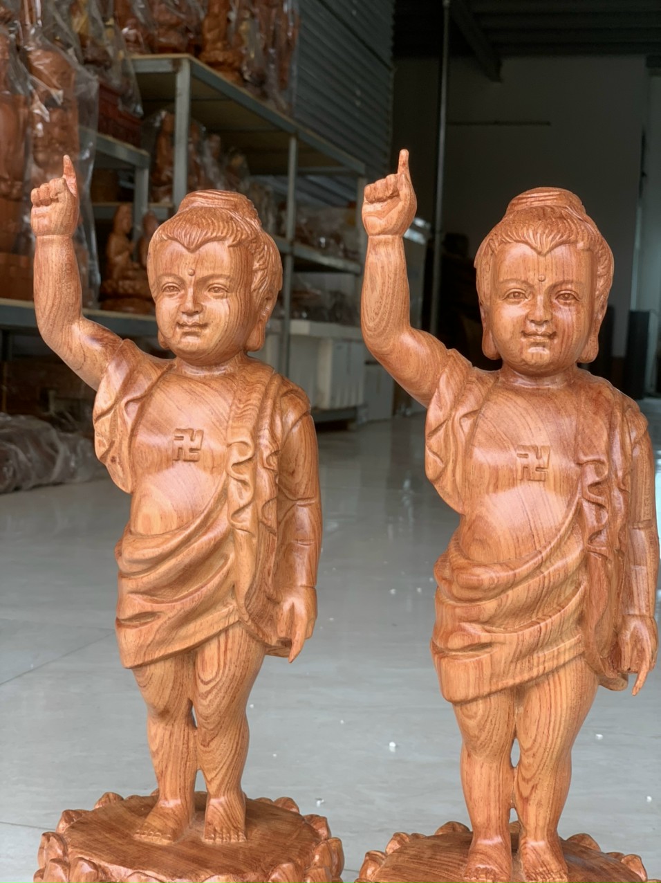 Tượng phật đản sanh bằng gỗ hương đá kt cao 30×12cm
