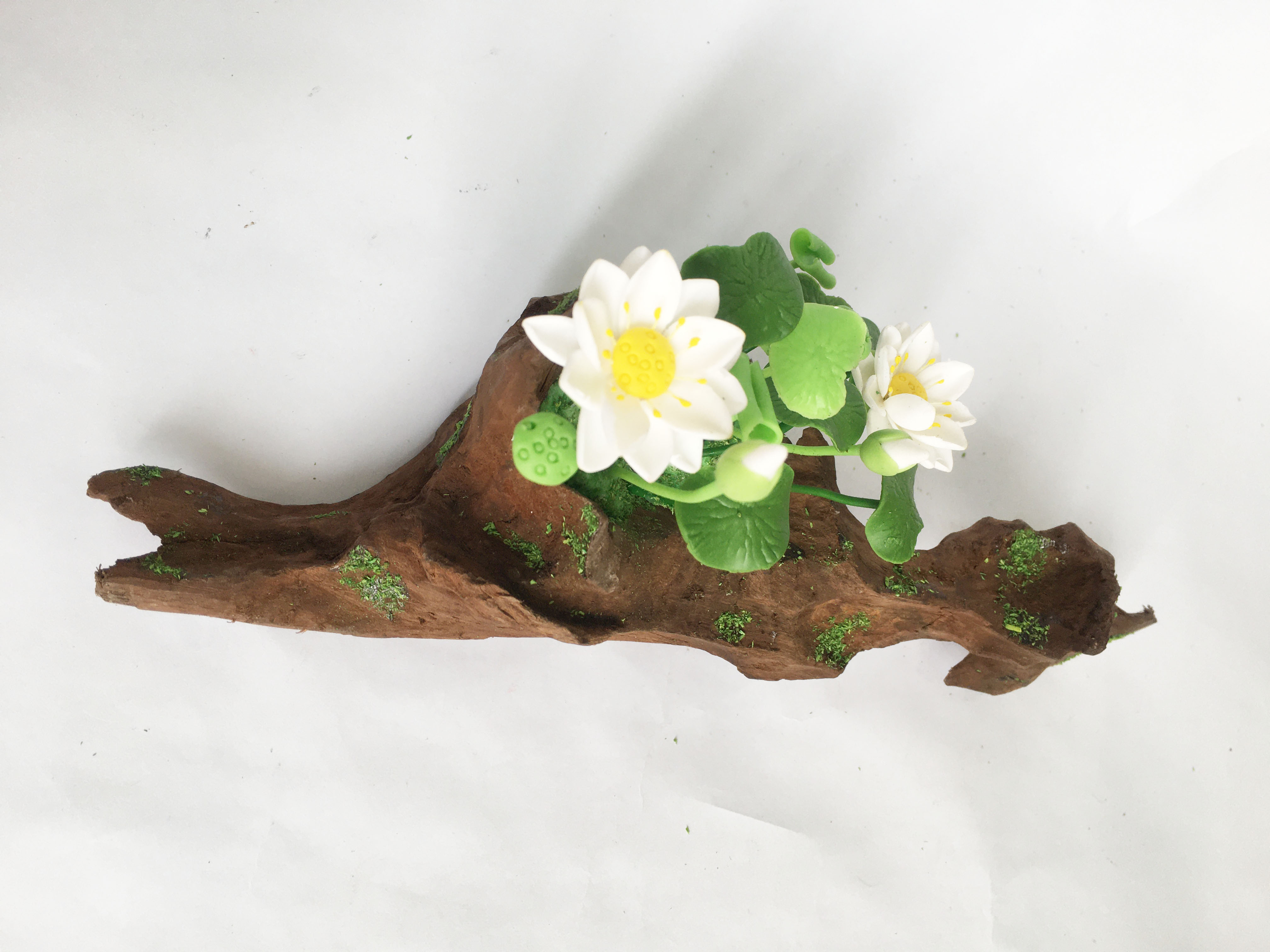 Lũa gỗ hình dáng tự nhiên kết hợp Hoa sen đất sét mini (2 bụi sen trắng) - Quà tặng trang trí handmade (20x10x10cm)