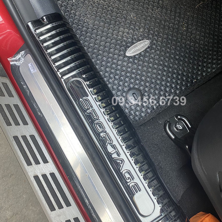 Ốp bậc cửa, Nẹp bước chân trong ngoài xe Kia Sportage 2022, 2023 chất liệu Titan cao cấp