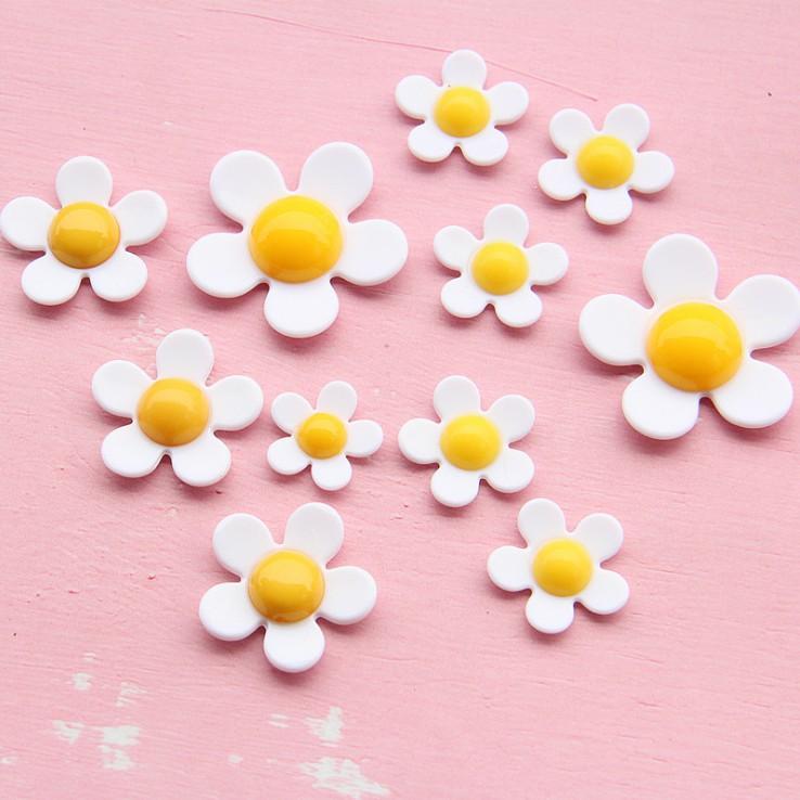 Mẫu charm cúc họa mi Daisy cánh trắng nhụy vàng cho các bạn trang trí ốp điện thoại, kẹp ghim áo, DIY