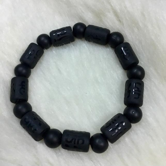Vòng tay đá Obsidian đen tuyền hạt tròn xen phân khối chữ nhật chạm kinh chữ may mắn