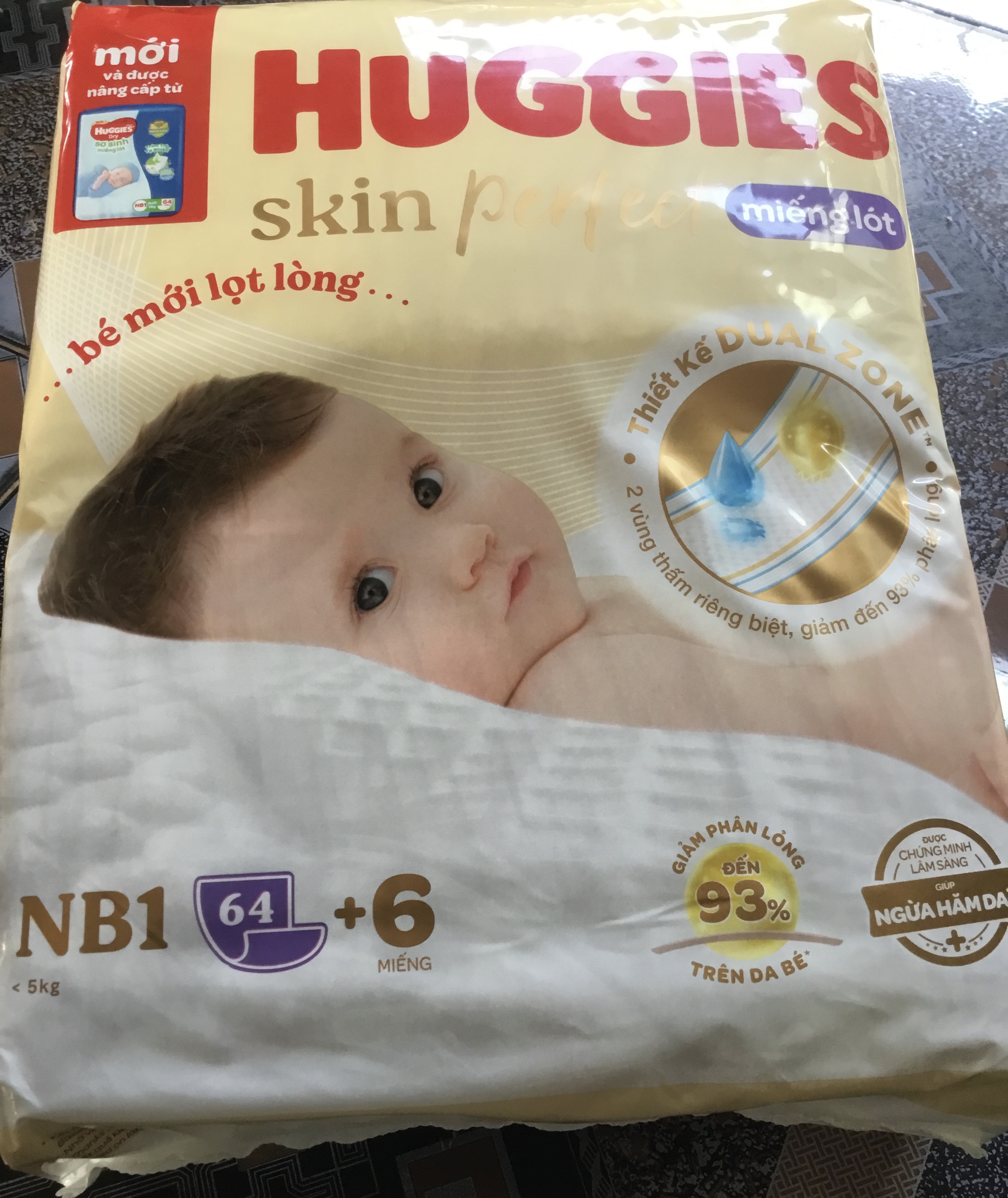 Mẫu mới tặng thêm 6 Miếng (Dùng Kèm Tã Vải Tam Giác)- Miếng Lót Sơ Sinh Huggies NB1 64 miếng Skin Perfect- Tã lót sơ sinh newborn Huggies- Hsd luôn mới
