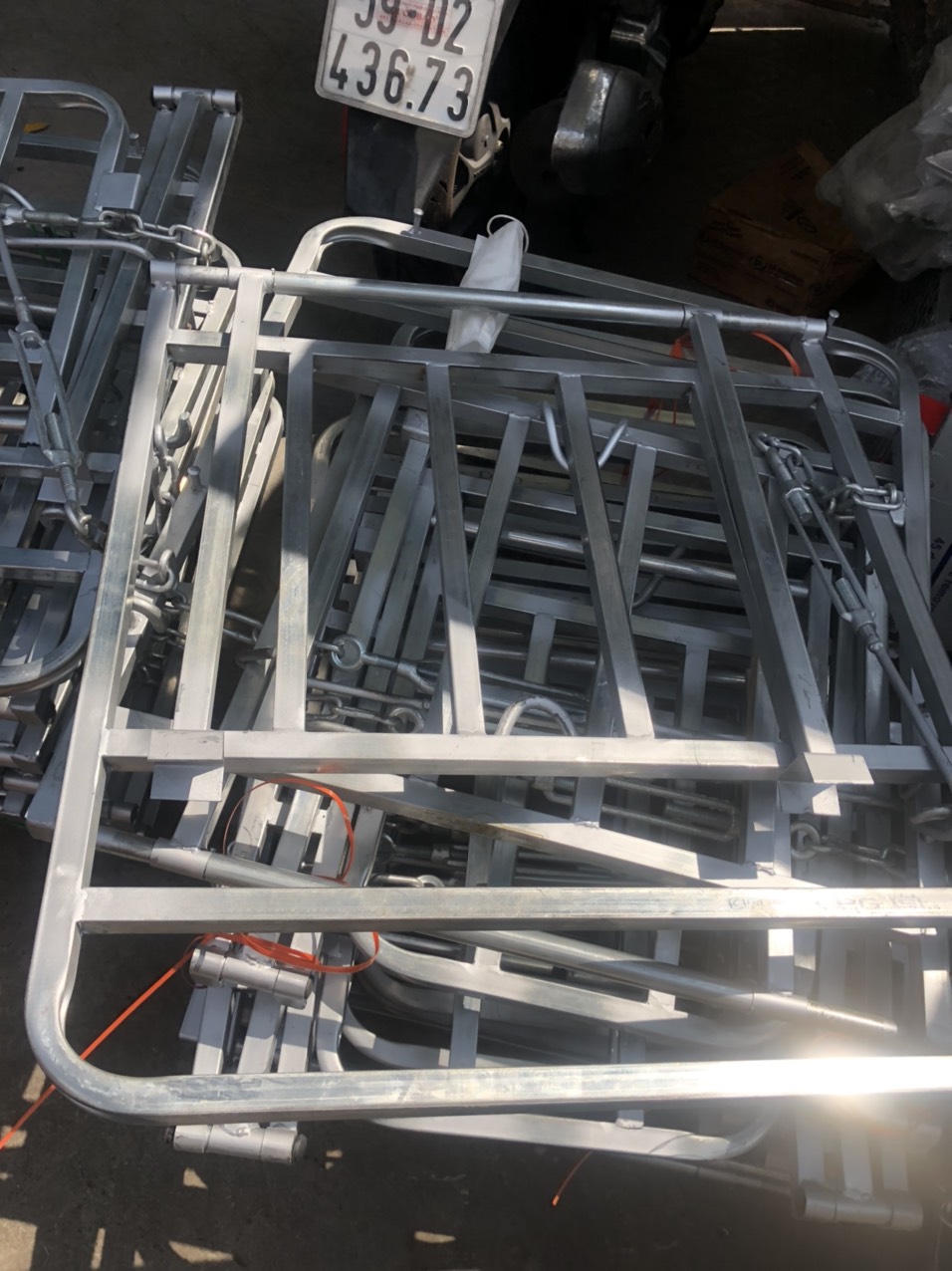 Baga Chở Hàng Vuông Mở Nắp Đổ Xăng Xe Gắn Máy/ Xe ga QUỐC BẢO - Sắt dày chắc chắn - Tháo Lắp Chỉ 10 giây