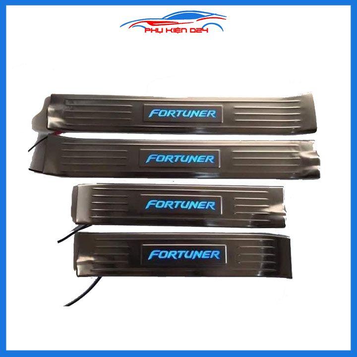 Bộ nẹp bước chân trong Inox Fortuner 2017-2018-2019-2020-2021-2022 có đèn Led chống trầy xước, trang trí xe hơi