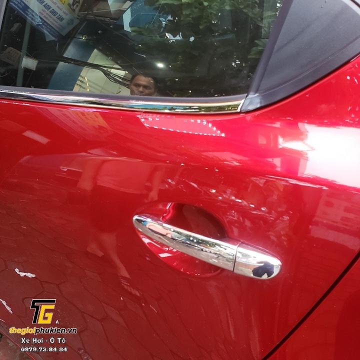 Bộ ốp tay nắm, hõm cửa xe Mazda 2 2021 mạ Crom