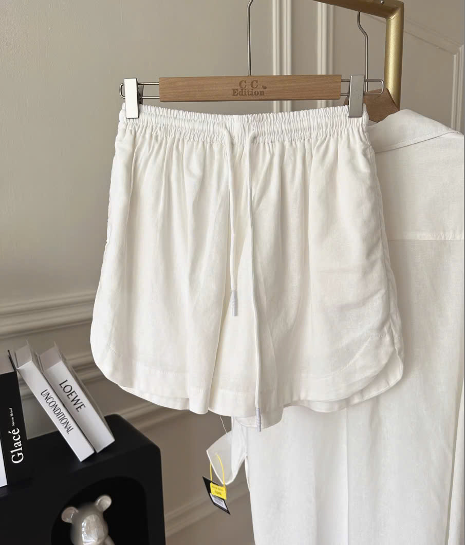 Set bộ đùi chất linen gồm áo sơ mi túi ngực và 1 quần short dây rút lưng cao màu trắng BV05
