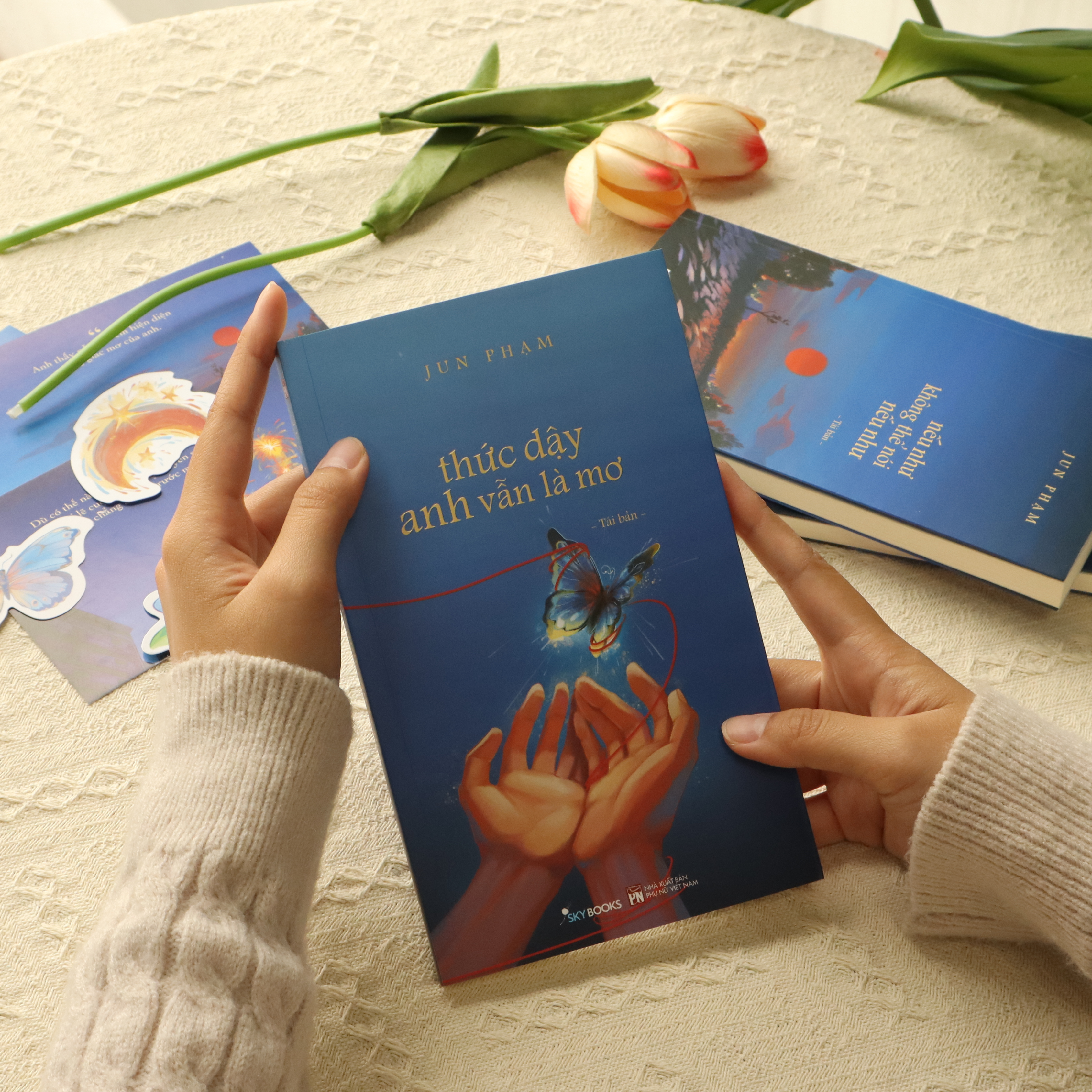 Sách Jun Phạm - Thức Dậy Anh Vẫn Là Mơ (Tái Bản 2025) - Tặng Kèm Bookmark - Tiểu thuyết Việt Nam, truyện ngắn