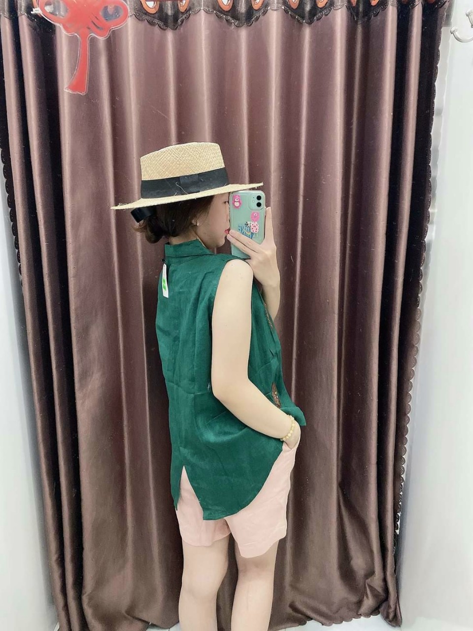Áo linen thêu họa tiết xẻ lai