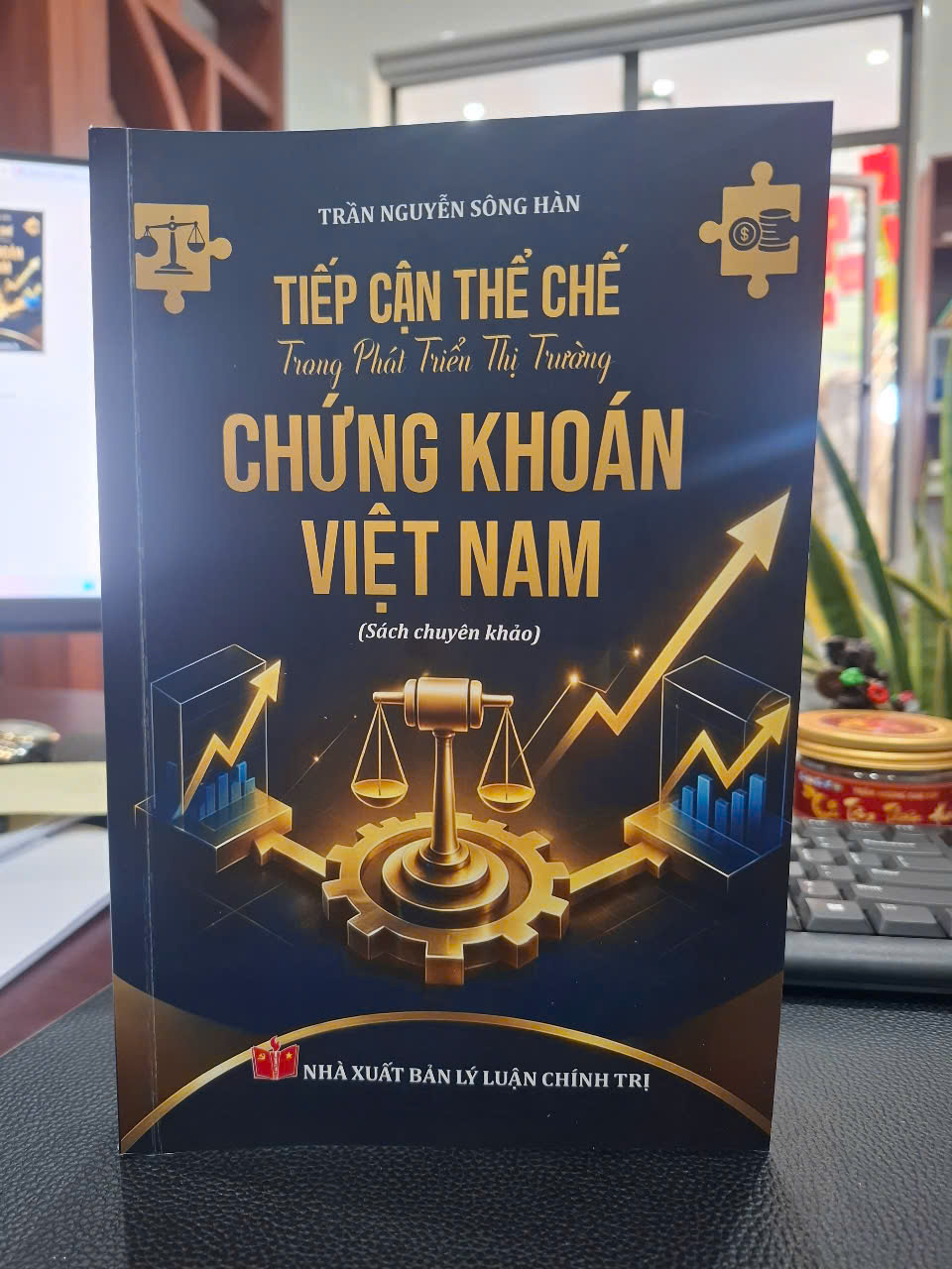 TIẾP CẬN THỂ CHẾ TRONG PHÁT TRIỂN THỊ TRƯỜNG CHỨNG KHOÁN VIỆT NAM