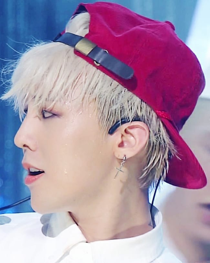 Bông tai thánh giá idol G-Dragon 1 bên cá tính