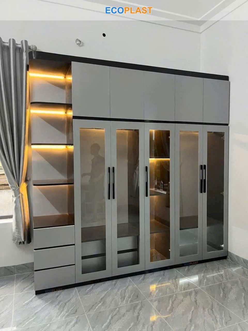Tủ áo lớn EcoPlast Juno Sofa ngang 2m4 x cao 2m4 chạy led cánh kính