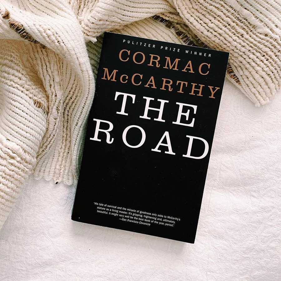 The Road (Pulitzer Prize Winner) (Cormac McCarthy)