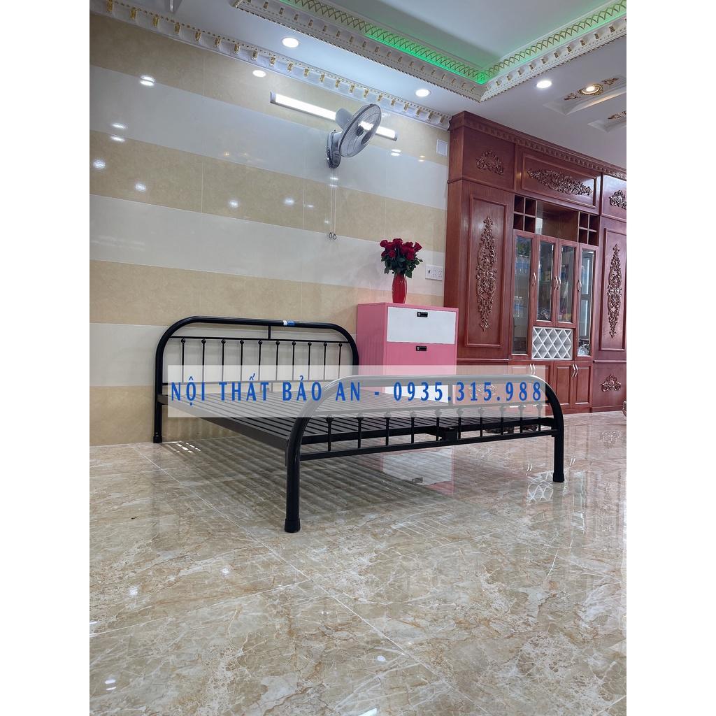 Giường sắt mỹ nghệ 1m6x2m kiểu sang chảnh