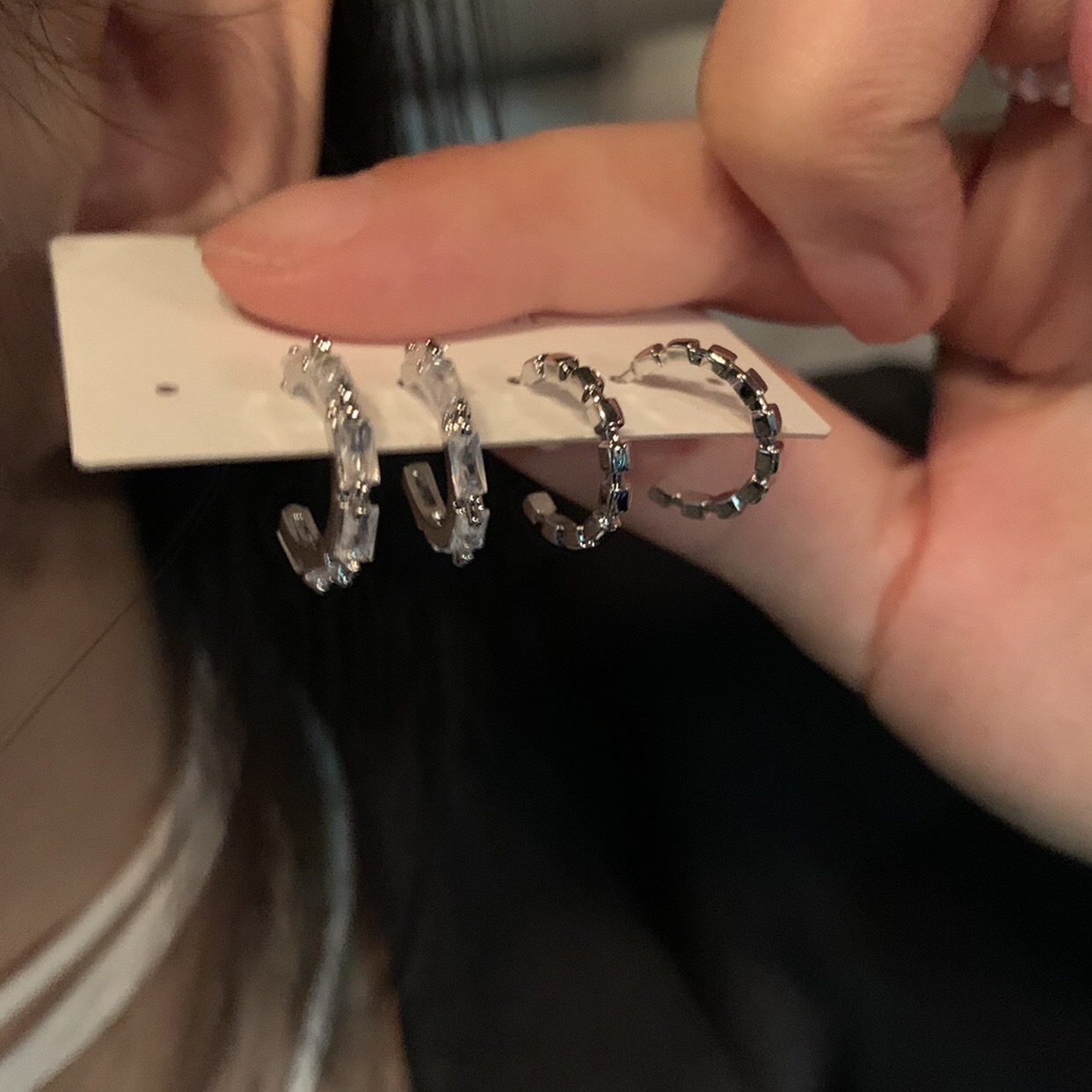 Set 2 đôi khuyên tai hình chữ c đính đá