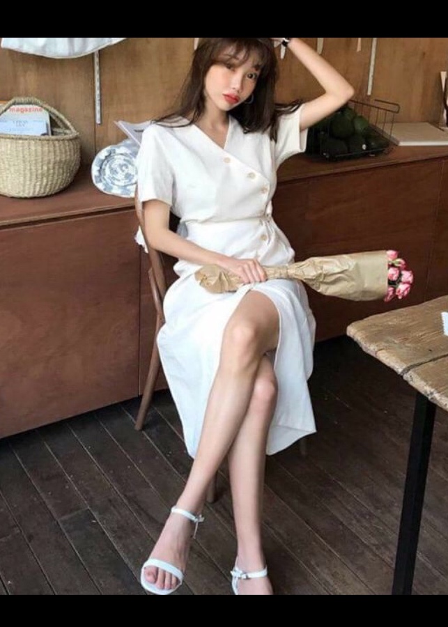 Đầm trắng nút xéo