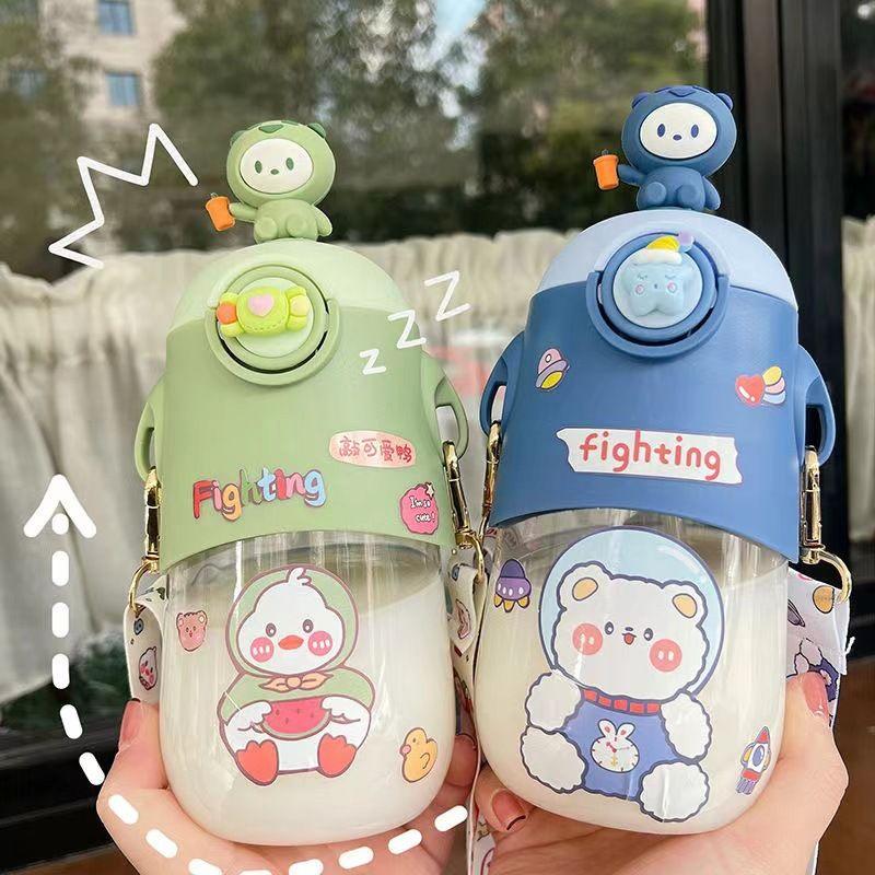 BÌNH ĐỰNG NƯỚC , SỮA NGỘ NGHĨNH KÈM DÂY ĐEO TIỆN LƠI CÓ TẶNG KÈM STICKER 600ML