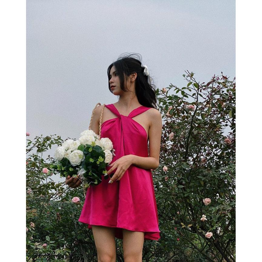 Đầm dáng ngắn màu hồng cổ chéo, phía lưng hở