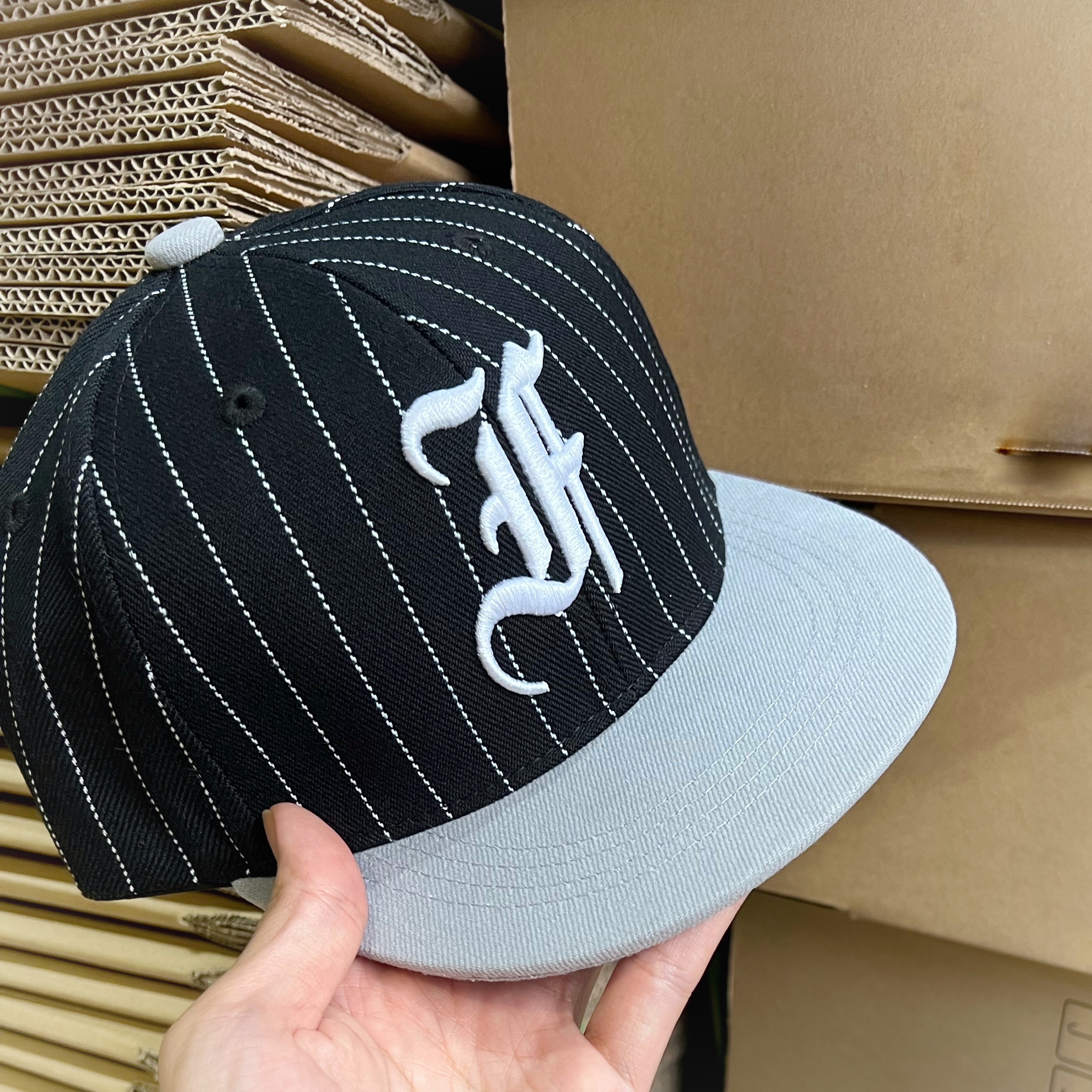 Nón snapback cho bé từ 3 đến 5 tuổi thêu nổi logo chữ F vải đen sọc trắng phong cách jersey chất lượng cao fom cứng đứng fom không móp méo brand One Hat