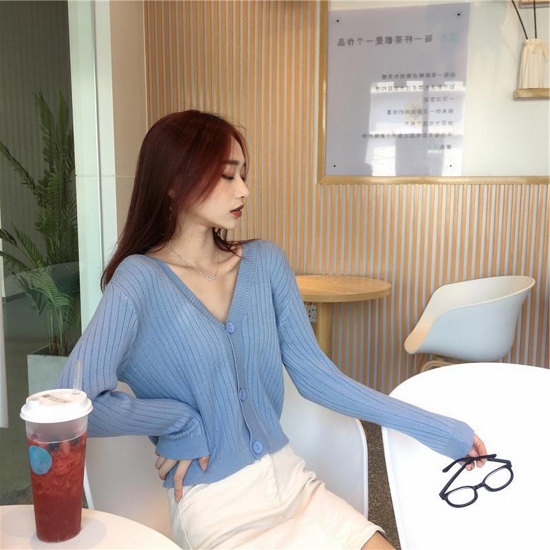 Áo len cổ V mỏng, áo cardigan nữ croptop 3 khuy freesize ulzzang Junnie Closet