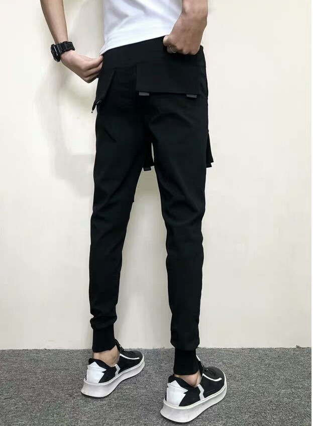 Quần Jogger với thiết kế đặc biệt hai túi ở phía trước quần