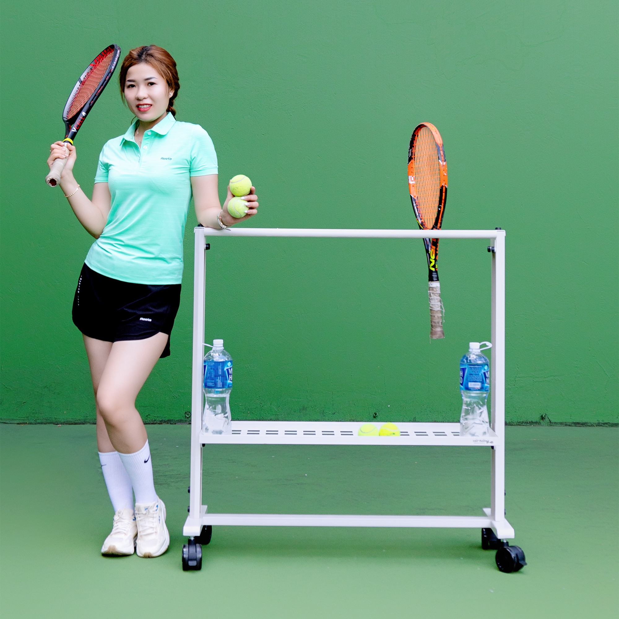 dụng cụ treo vợt tennis ngoài trời