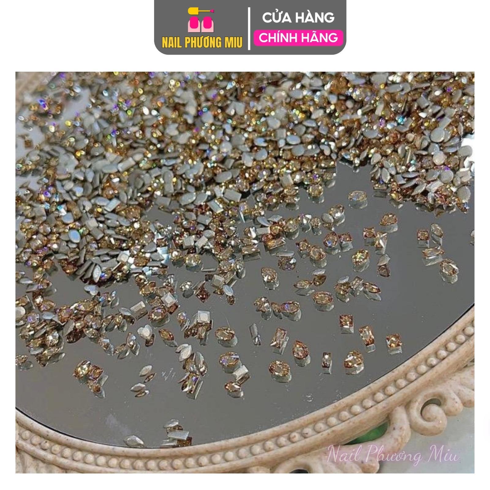Đá Mini Chân Bằng Vàng Trà Siêu Nhỏ 100 Viên, Thủy Tinh Nhân Tạo Cao Cấp, Đá Đính Móng, Siêu Sáng, Mix Mẫu Đa Dạng Sơn Gel Nữ