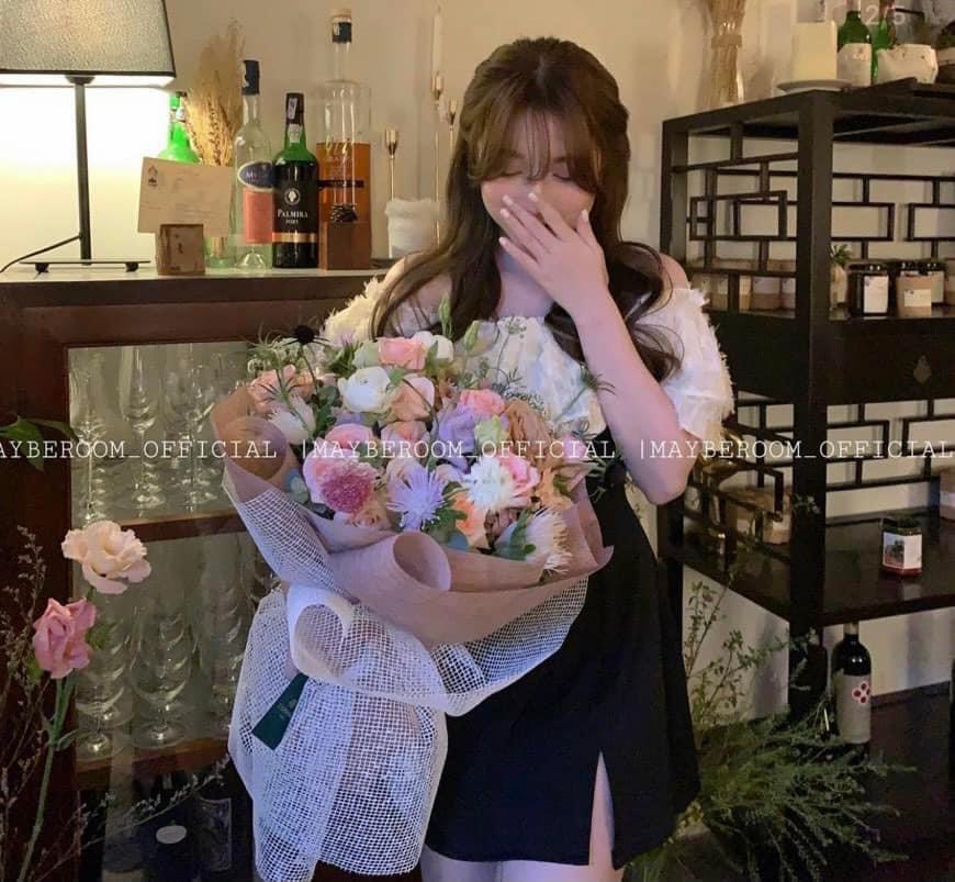 ĐẦM ĐEN NGẮN SUÔNG TRƠN TRỄ VAI PHỐI REN TRẮNG XẺ ĐÙI DẠO PHỐ DỰ TIỆC