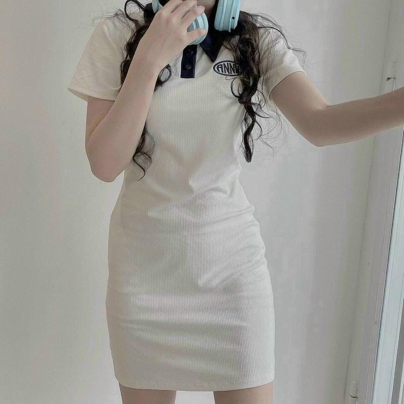Đầm Body Cổ Bẻ Thêu Logo Annie