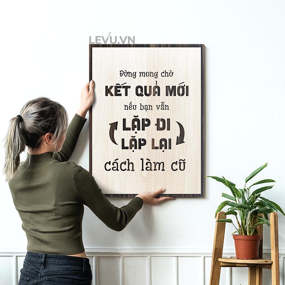 Tranh treo tường slogan LEVU LV038 "Đừng mong chờ kết quả mới khi vẫn lặp đi lặp lại cách làm cũ"